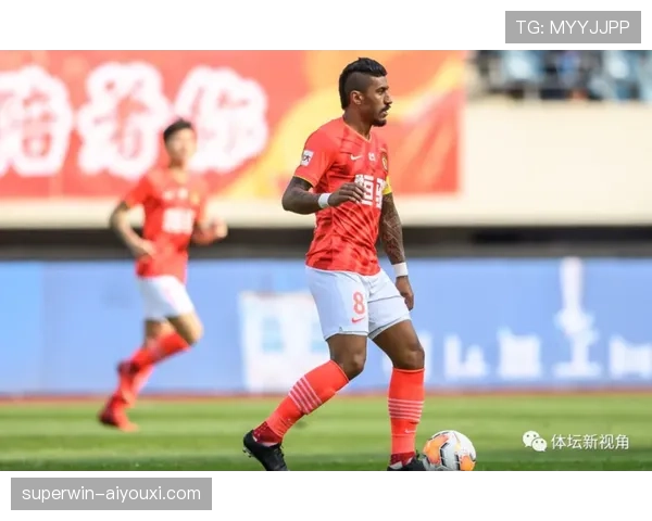 费迪南德高位逼抢撕开对手防线,本赛季角色转变提升后防控制力 费迪南德高位逼抢撕开对手防线,本赛季角色转变提升后防控制力